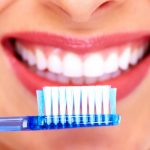 5 gestes beauté à faire avec une brosse à dents