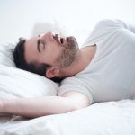 Dormir la bouche ouverte est mauvais pour la santé dentaire…
